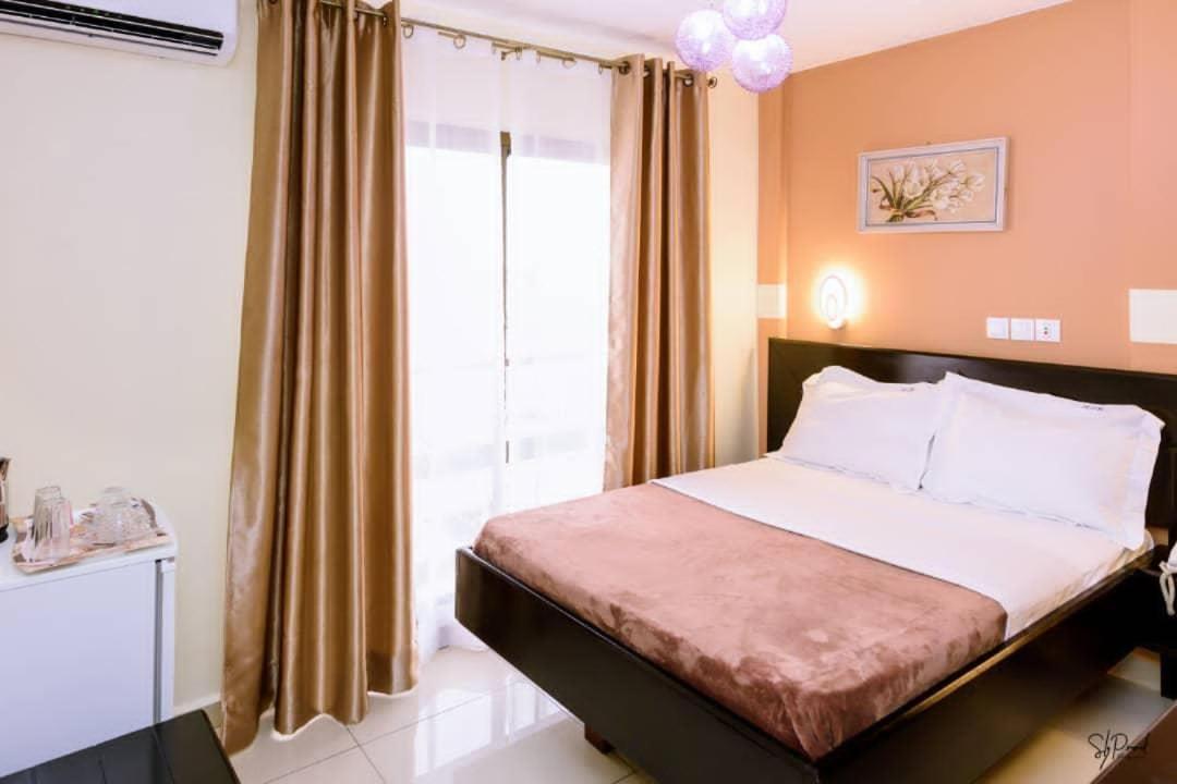 Serena Hotel Дуала Экстерьер фото