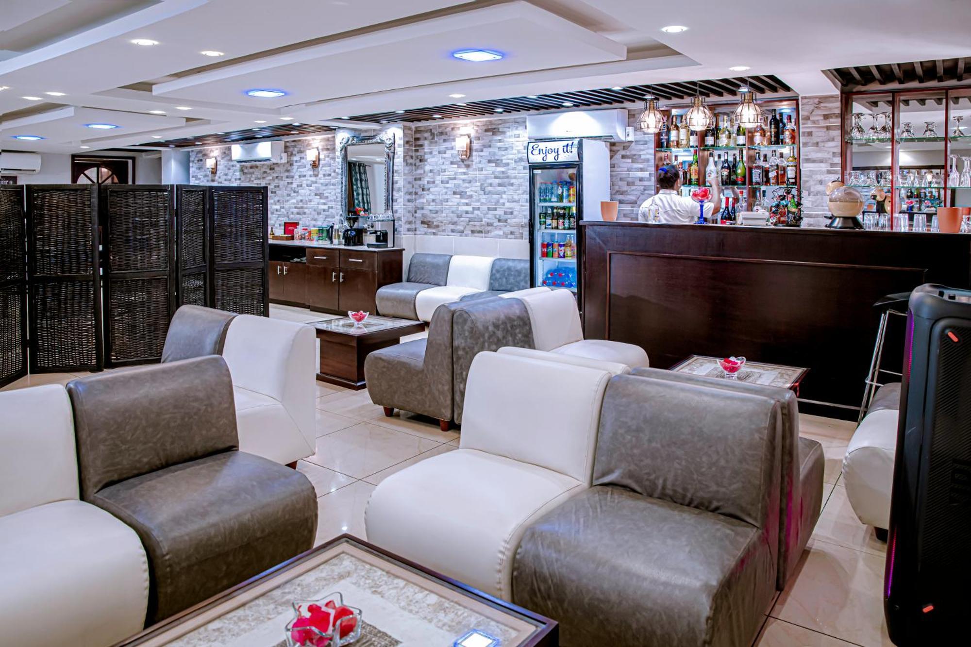 Serena Hotel Дуала Экстерьер фото