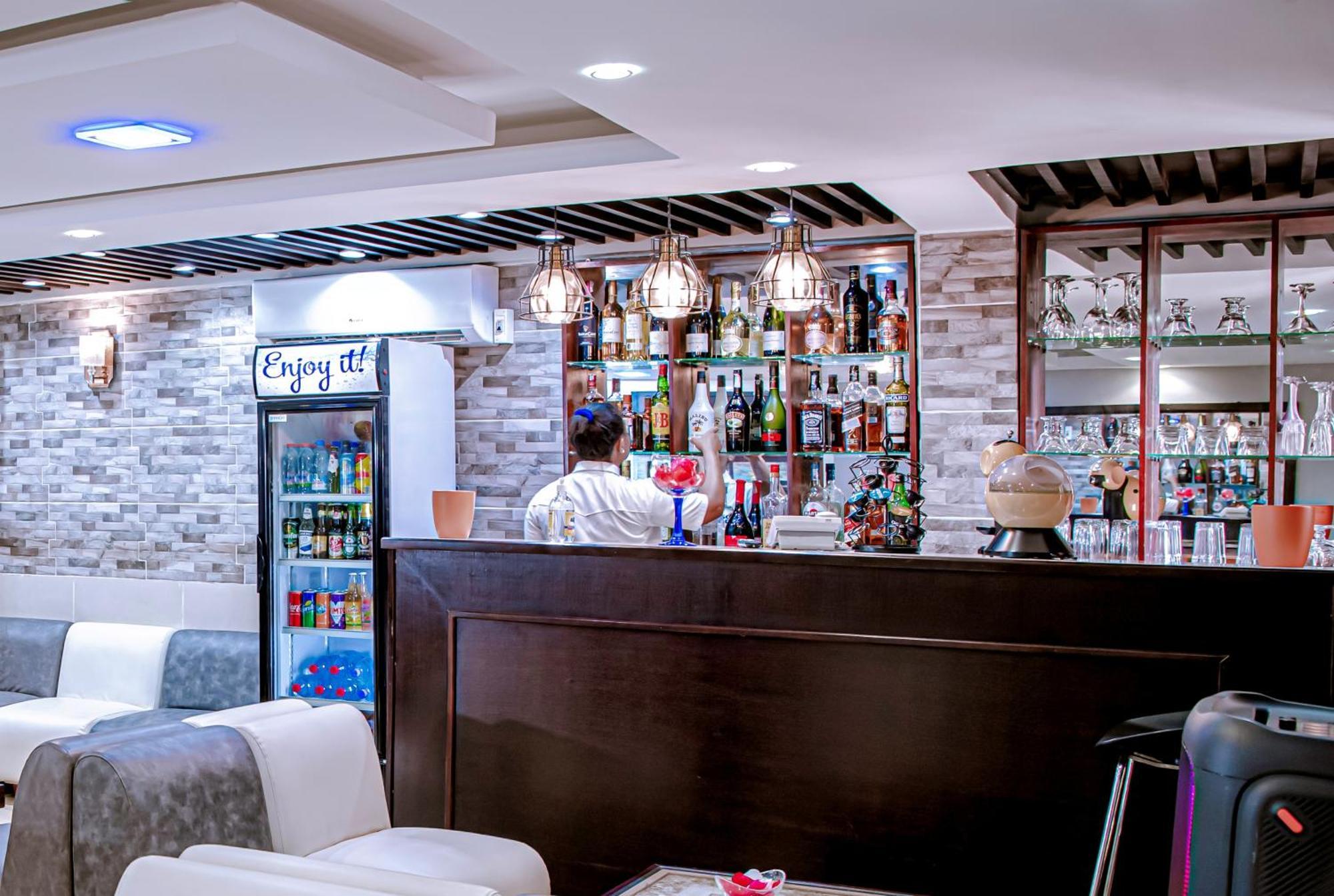 Serena Hotel Дуала Экстерьер фото